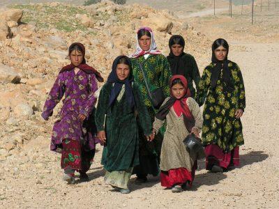 Along the way, we met lots of other families, all migrating. Only one of these women is married – it is the unmarried girls who wear the layered and brightly coloured dresses. It is usual for the smallest child to carry the all-important kettle – ready for action as soon as they halt.